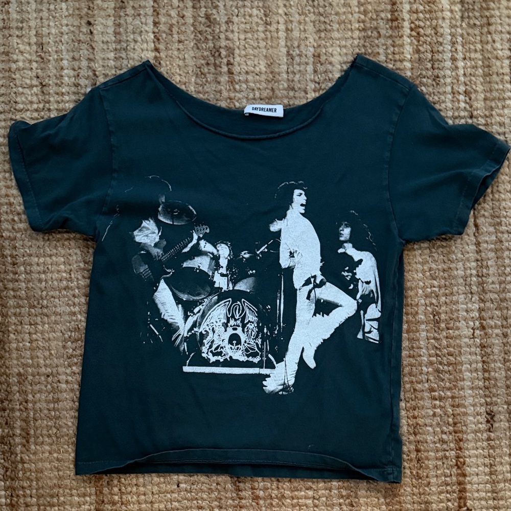 Queen Off the shoulder tee